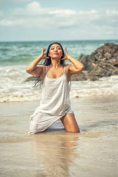 性感美丽的亚洲女人在热带海滩上放松 看着相机 全长照片 复制空间 旅行和旅游概念 — 图库照片