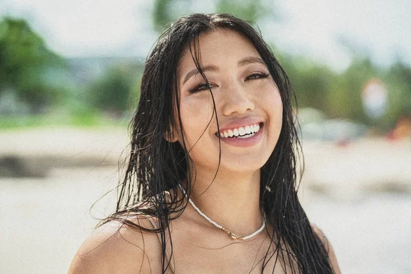 Island Girl Beautiful Natural Asian Woman Wet Hair Big Toothy — Stock Photo, Image