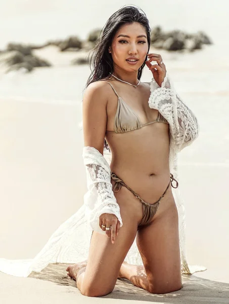 Sexy Bella Donna Asiatica Bikini Alla Moda Rilassante Sulla Spiaggia — Foto Stock