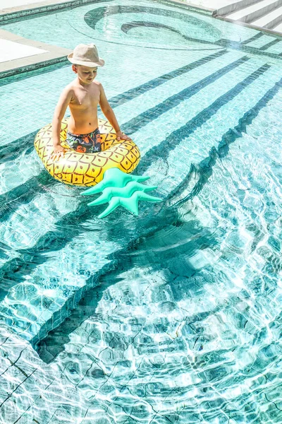 Kind Spelen Het Zwembad Zomer Zonnige Dag Vakantie Vakantie Concept — Stockfoto