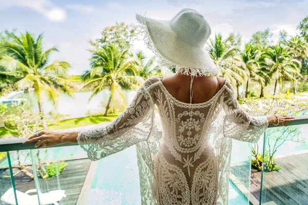 Tropikal Adada Beş Yıldızlı Bir Otelde Dinlenen Bir Kadının Arka — Stok fotoğraf