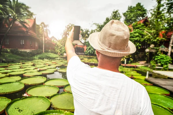 一个戴着夏帽的男人用手机在美丽的地方自拍的倒影 旅行者 游手好闲亚洲 — 图库照片