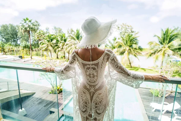 Widok Tyłu Kobiety Relaksującej Się Luksusowym Pięciogwiazdkowym Hotelu Tropikalnej Wyspie — Zdjęcie stockowe