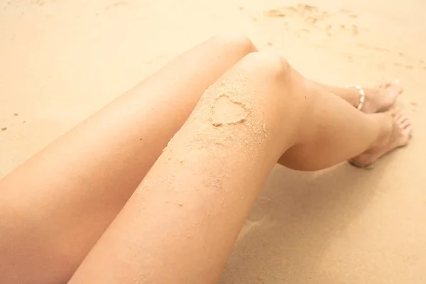 Women Legs Sandy Heart Summer Vibes Tourism Sunny Day Beach — Stock Photo, Image