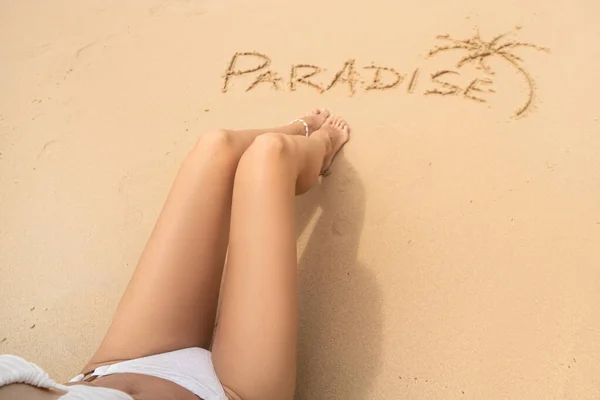 世界天堂和一个手掌在沙滩上靠近女人的腿 暑假的概念 Realax — 图库照片