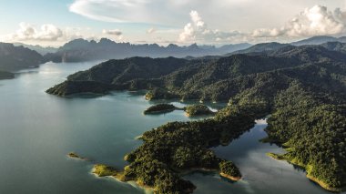 Muhteşem mangrov ormanlarının ve Tayland 'ın Phang nga Körfezi' nin dağlarının havadan görünüşü. Doğanın gücü. Manzara. Gerçek fotoğraf.