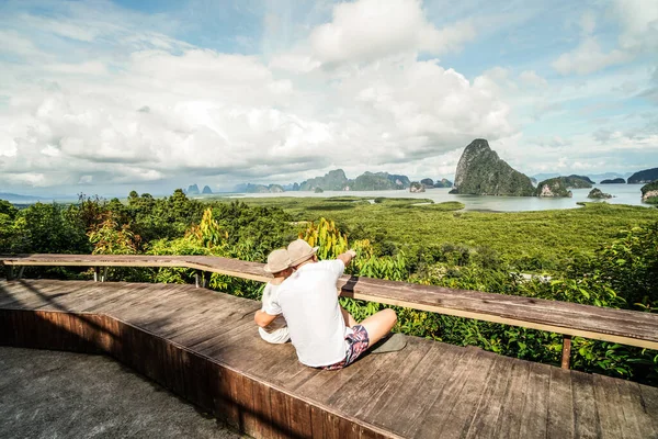 Szczęśliwy Podróżnik Tata Syn Korzystających Phang Nga Bay View Point — Zdjęcie stockowe