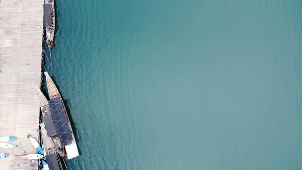 タイの伝統的なロングテール漁船とカヤックの無人機からの空中ビュー 最上階だ コピースペース — ストック写真