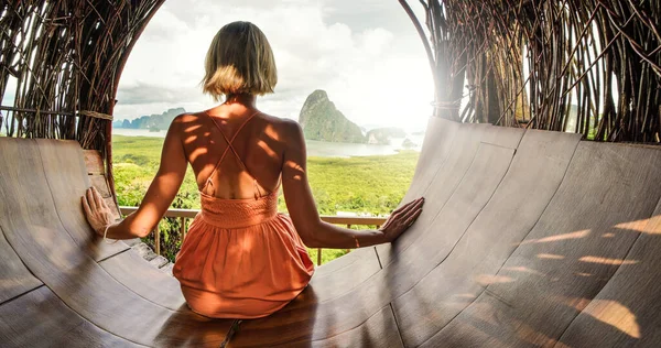 独行女子的背景图 看张恩加湾 观景台 在泰国的Samet Nang She 游客们在荡秋千和放松 旅行和暑假的概念 — 图库照片