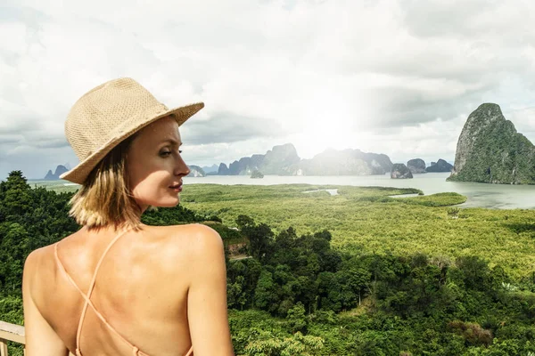Mulher Viajante Feliz Solo Baía Phang Nga Ponto Vista Touris — Fotografia de Stock