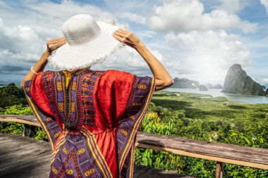 Tek başına gezen kadının Phang Nga körfezi manzarasını izlemesi rahatlatıcı. Samet Nang She, Tayland 'da turist. Asya seyahati, gezi ve yaz tatili konsepti