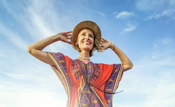 快乐的女旅行家 戴着夏帽 面带微笑 玩得很开心 背景是蓝天 — 图库照片