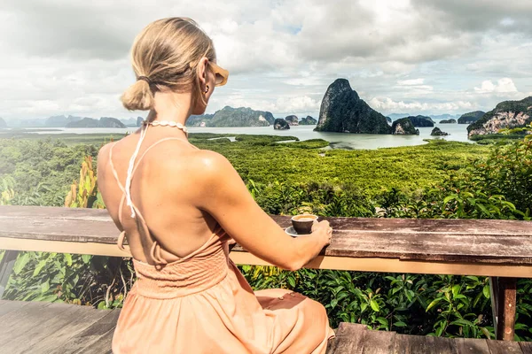 Rückansicht Einer Alleinreisenden Die Den Aussichtspunkt Der Phang Nga Bucht — Stockfoto