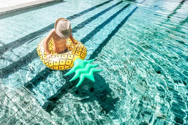 Yüzme Havuzunda Şişme Yüzük Takan Çocuk Çocuklar Güneşli Tatil Günlerinde — Stok fotoğraf