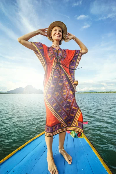 Mulher Viajante Feliz Relaxando Barco Tradicional Perto Ilha Tropical Tailândia — Fotografia de Stock
