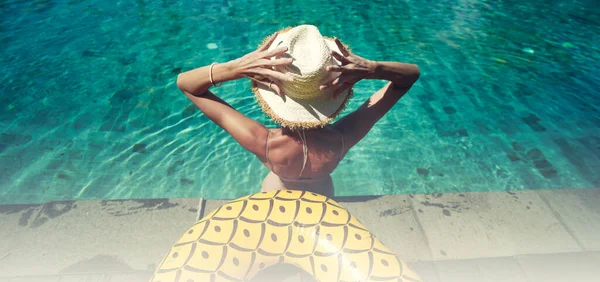 Pohled Zezadu Mladou Ženu Letním Klobouku Odpočívající Velkém Bazénu Modrou — Stock fotografie