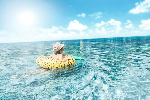 Büyük Mavi Sularda Yüzen Yaz Şapkalı Küçük Bir Çocuğun Kavramsal — Stok fotoğraf