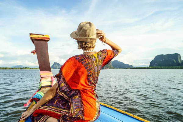 タイの熱帯の島々で伝統的なロングテールボートでの旅行ツアー 女性の座ってリラックスし 風景を見て アジアでの夏のエキゾチックな休日 — ストック写真