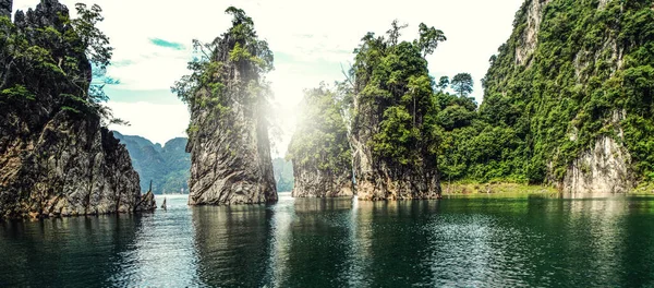 Ratchaprapha Barajı 'ndaki güzel dağlar Khao Sok Ulusal Parkı' nda, Surat Thani Eyaleti, Tayland. Doğanın gücü