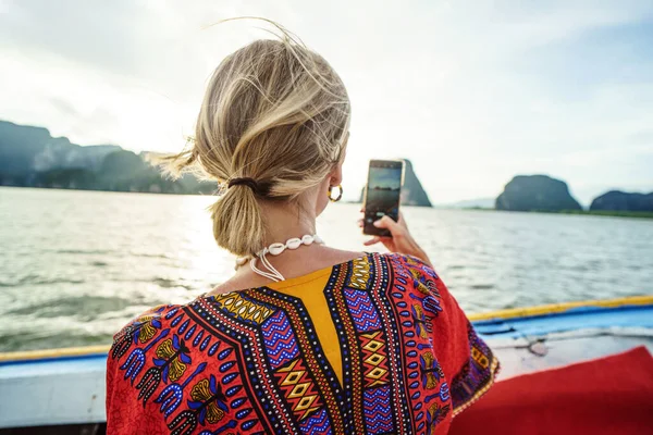 Viagem Barco Cauda Longa Tradicional Ilhas Tropicais Tailândia Mulher Sentada — Fotografia de Stock