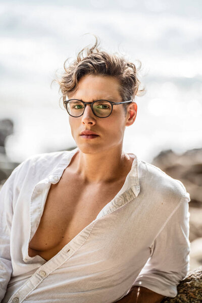 Male Model Posing White Shirt Eyeglasses Coast Looking Camera Summer — Stock Photo, Image