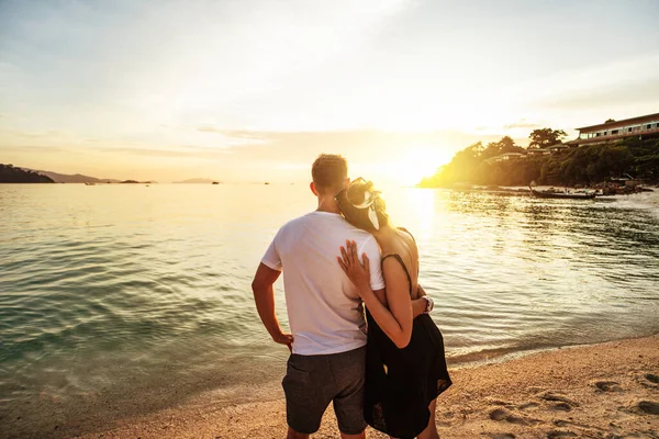 Back View Romantic Couple Looking Golden Sunset Relaxing Beach Enjoying — Foto Stock