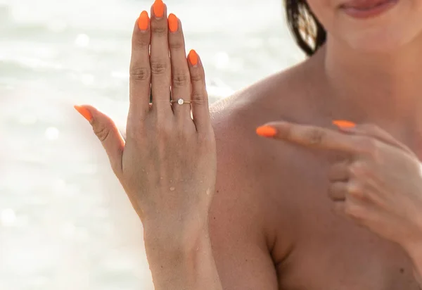 She Said Yes Closeup Photo Women Hand Diamond Engagement Ring — Stock fotografie