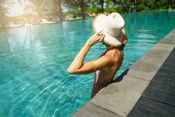 Photo Young Woman Wearing Summer Hat Relaxing Big Swimming Pool — Stok fotoğraf