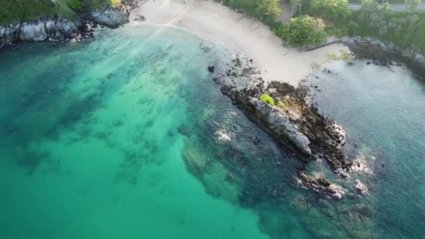 プーケット島 アジアの美しいYanuiビーチの空中ビュー 熱帯の目的地 異国情緒あふれる場所 — ストック動画