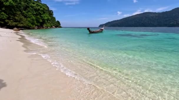 パラダイスビーチ 青い水と白い砂と海岸線 夢の旅行先 アジア — ストック動画