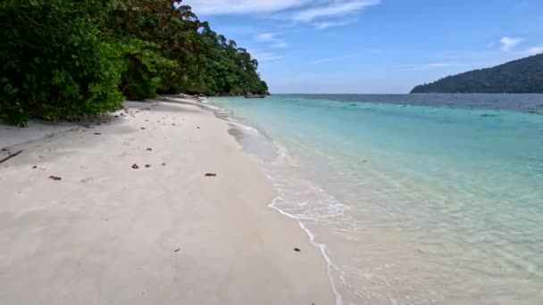 Pantai Surga Garis Pantai Dengan Air Biru Dan Pasir Putih — Stok Video