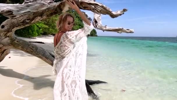 白い砂で熱帯のビーチでビキニで幸せな女性を笑顔 タンフィットボディ アジアのパラダイス島 旅行だ リラックス — ストック動画