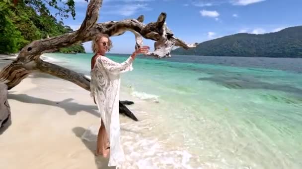 白い砂で熱帯のビーチでビキニで幸せな女性を笑顔 タンフィットボディ アジアのパラダイス島 旅行だ リラックス — ストック動画