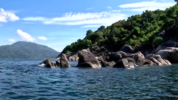 岩や木とタイの熱帯島の海岸線は ボートからの眺め 目的地 — ストック動画