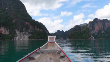 Tayland, Asya 'daki Khao sok Ulusal Parkı' ndaki gölde tekne gezisi. Şaşırtıcı doğa..