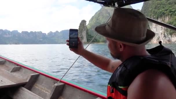 Solo Viajante Homem Filmando Com Telefone Celular Desfrutando Bela Natureza — Vídeo de Stock