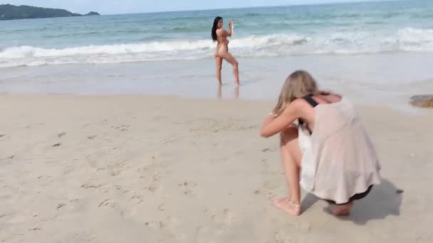Female Photographer Taking Photo Attractive Woman Beach Photoshoot — Stok video