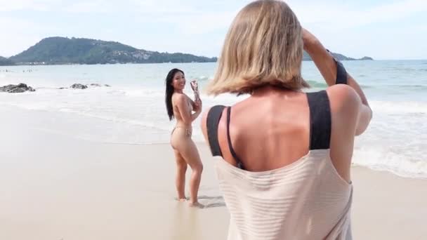 Жінка Фотограф Фотографує Привабливу Жінку Пляжі Фотосесія — стокове відео