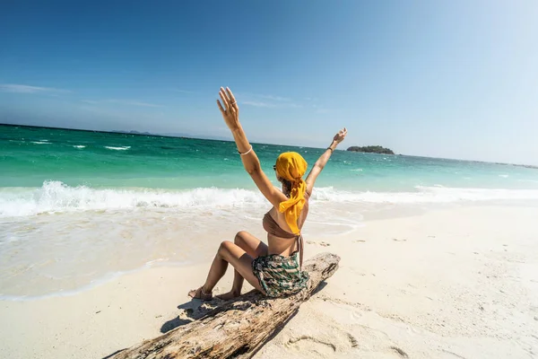 Mulher Feliz Bonita Divertindo Uma Praia Tropical Desfrutando Férias Verão — Fotografia de Stock