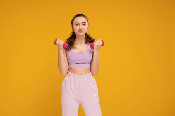 Young Fitness Woman Fashionable Sporty Clothes Posing Yellow Studio Background — Stockfoto