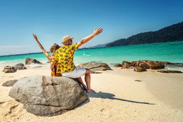 Счастливая Пара Сидящая Поднятыми Руками Скале Пляже Путевые Каникулы Реальные — стоковое фото