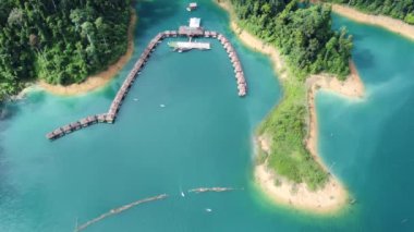 Khao Sok Ulusal Parkı Gölü 'ndeki tatil köyünün havadan görüntüsü. Tropik bir yer. Tayland. Asya.