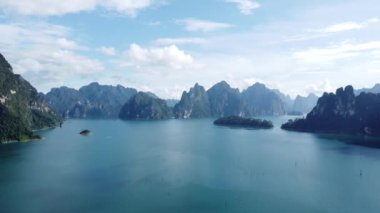 Tayland 'daki Khao Sok Ulusal Parkı' nın çok güzel manzarası. Seyahat güzergahı. Şaşırtıcı doğa..