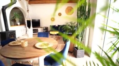 Gerçek bir boho salonu. Şapkalı duvar süsü. Tahta tavan. Samimi salıncak.