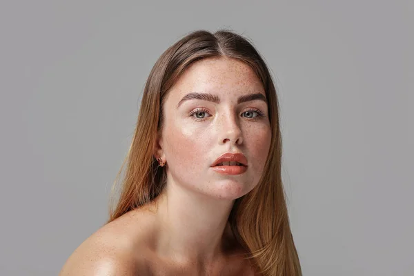 Estúdio Retrato Beleza Mulher Muito Natural Com Sardas Seu Rosto — Fotografia de Stock