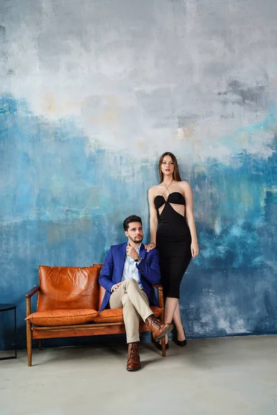 Çekici, zarif, şık bir çift birlikte poz veriyor. Yakışıklı bir adam ve seksi bir kadın. Tam boy fotoğraf. Bir sürü kopyalama alanı. 