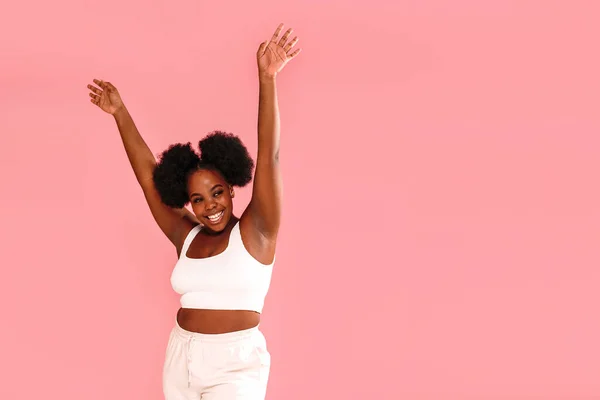 Харизматична Щаслива Природна Афро Американська Жінка Афроамериканською Зачіскою Танцює Сміється — стокове фото