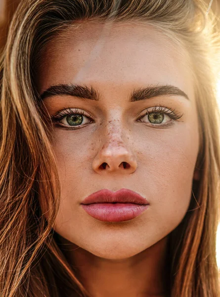 漂亮的年轻女人脸上有天然雀斑 一个有着精致妆容的漂亮姑娘的画像 皮肤护理概念 — 图库照片