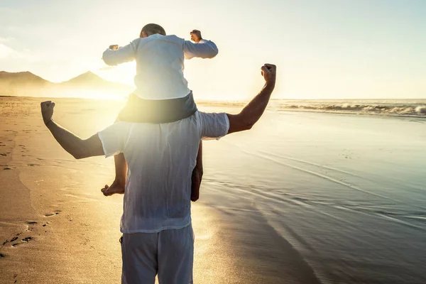 快乐的父亲和儿子在热带海滩享受家人度假 玩耍和一起玩乐的时光 后视镜超级英雄男孩的力量 旅行人员 — 图库照片