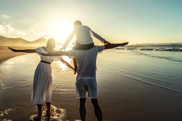 快乐的家庭妈妈 爸爸和儿子一起在热带海滩上散步 玩得很开心 后视镜夕阳西下暑假 旅行者 — 图库照片